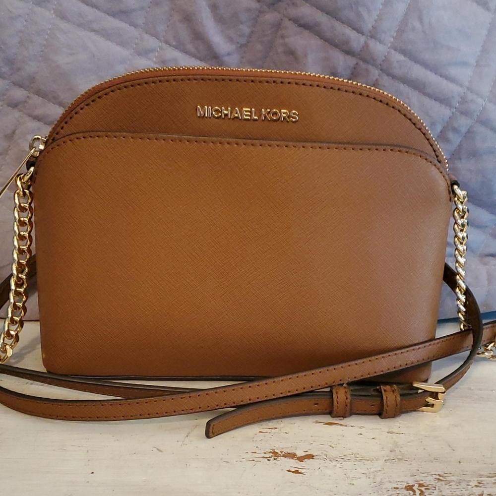 Crossbody Michael Kors over the shoulder